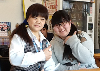 インタビューに応じてくれた藤井さん(右)とスタッフ